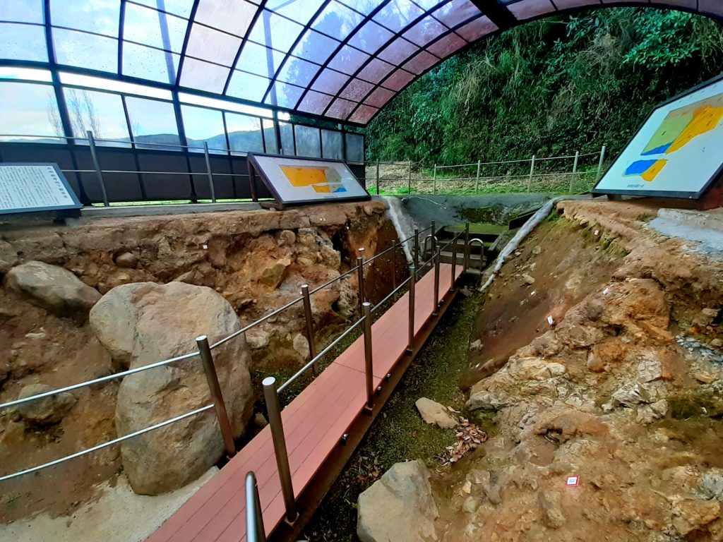 丹那断層の発掘調査の地下観察室