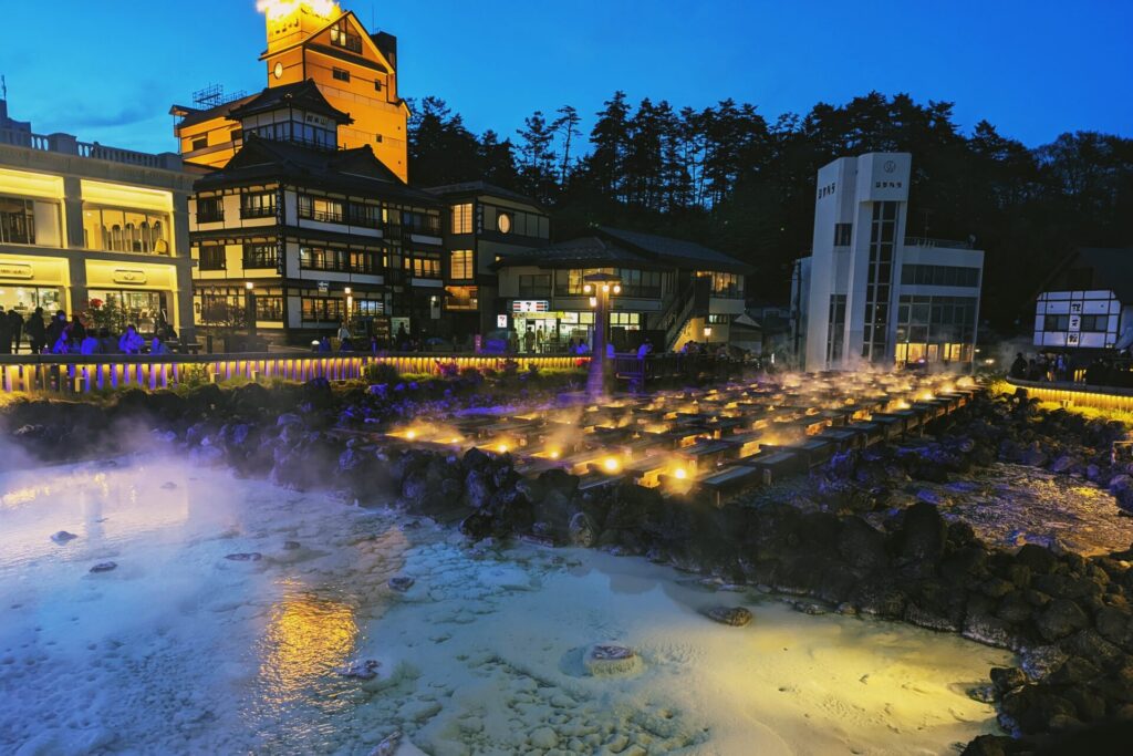 草津温泉の湯畑は幻想的なライトアップ