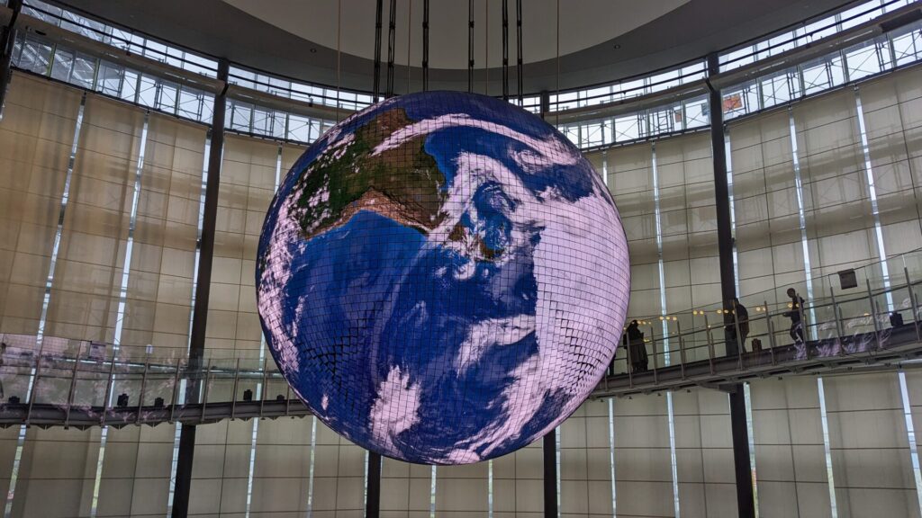 日本未来科学館の地球の模型の画像