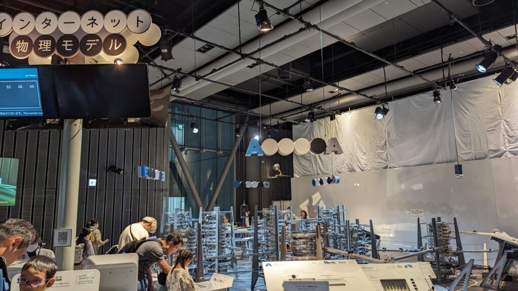 日本未来科学館の３階展示物の体験の様子